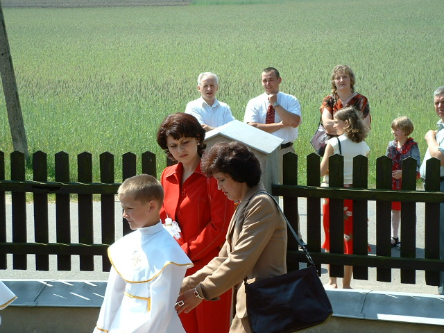 Dzieci ustawiaja sie w rzedzie.